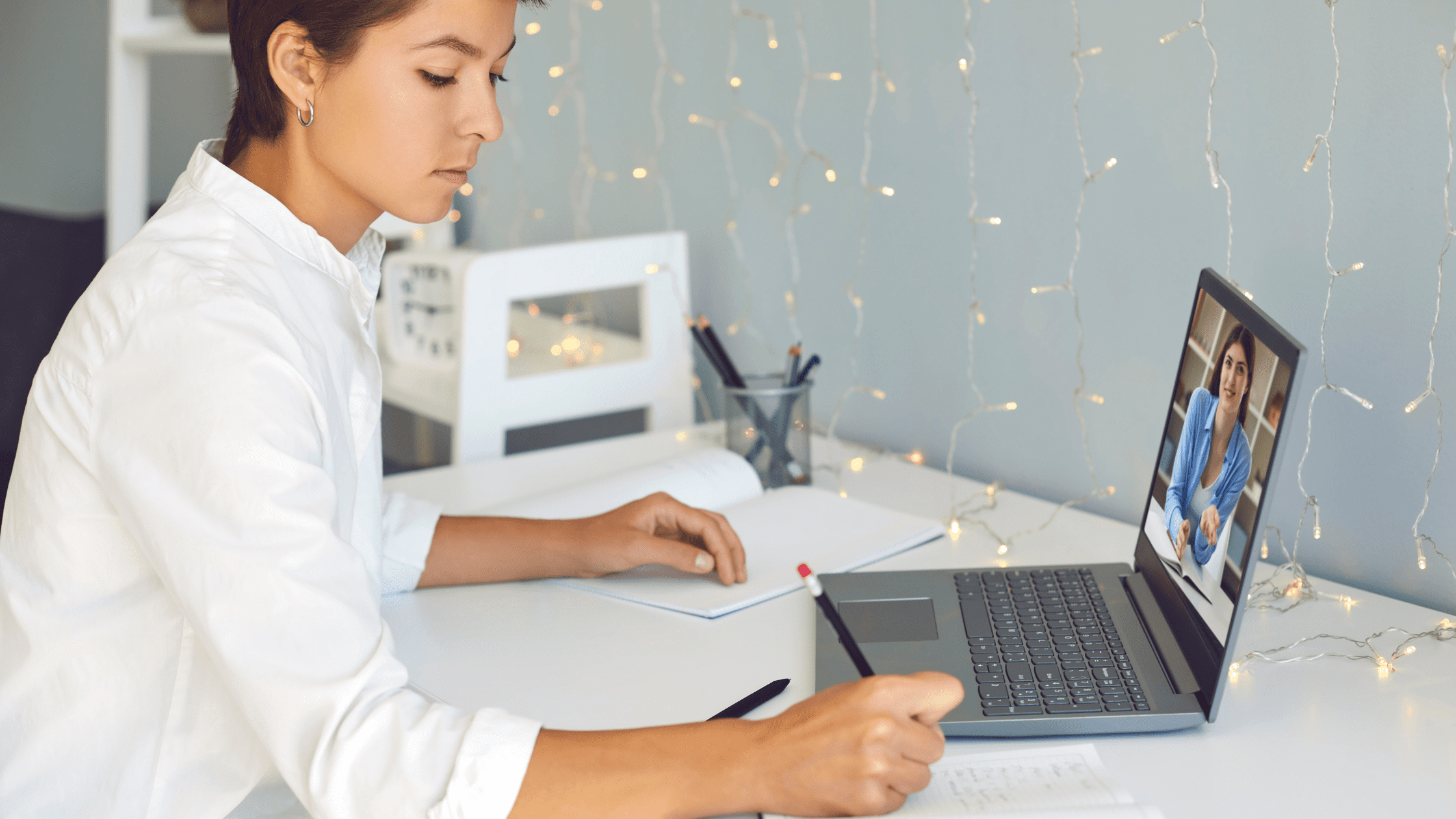 someone on laptop with a USMLE Step 1 Tutor